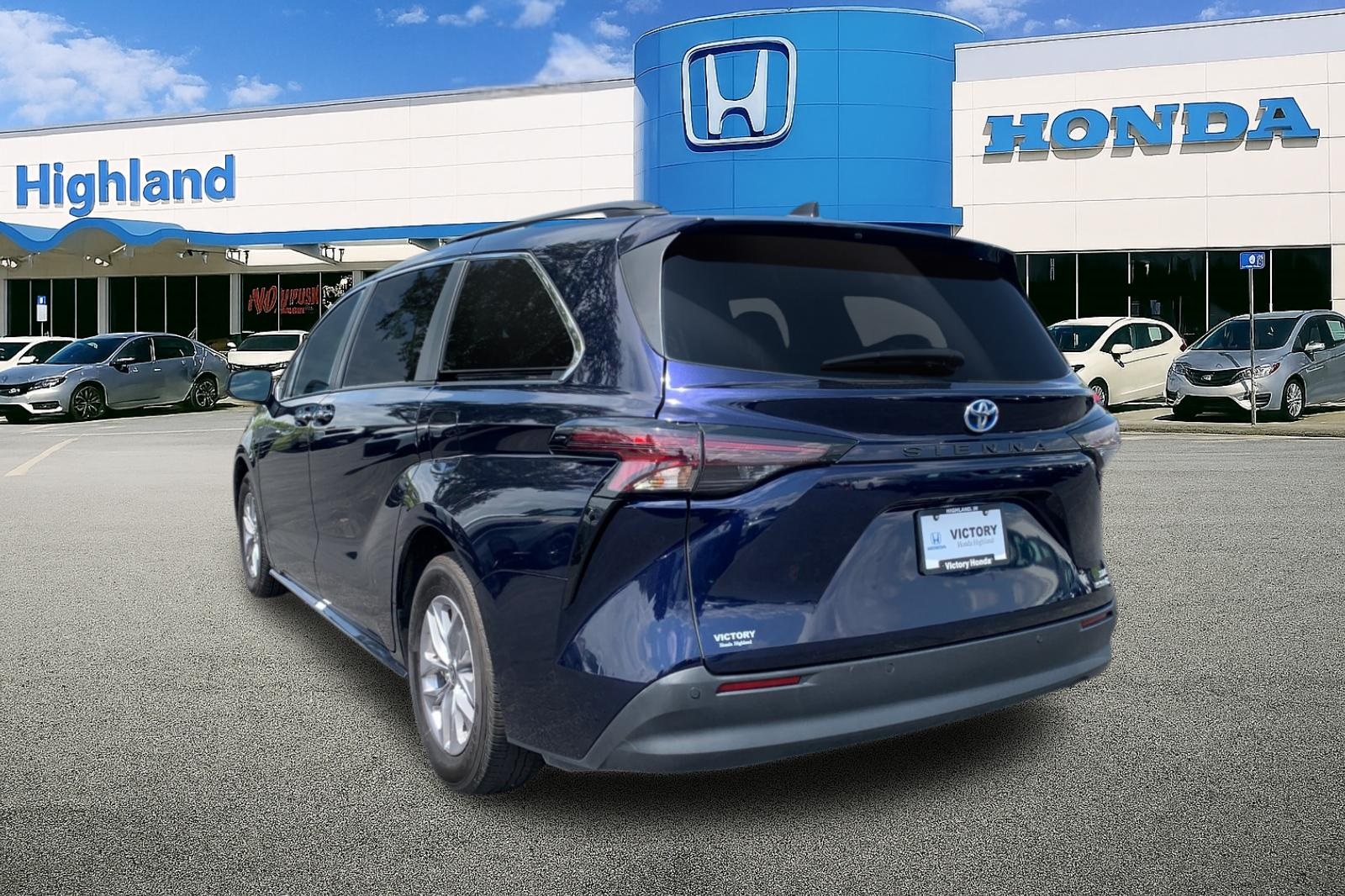 2024 Toyota Sienna XLE photo 2