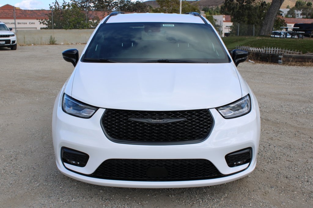 2026 Chrysler Pacifica photo 2