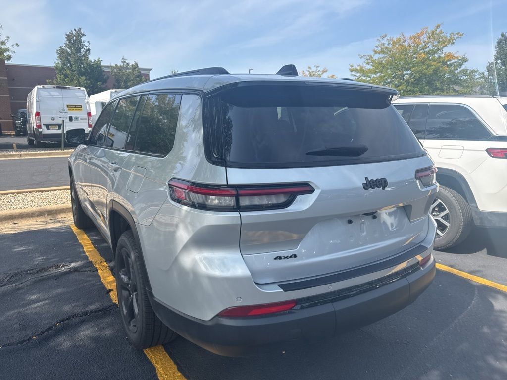 2023 Jeep Grand Cherokee Altitude photo 2