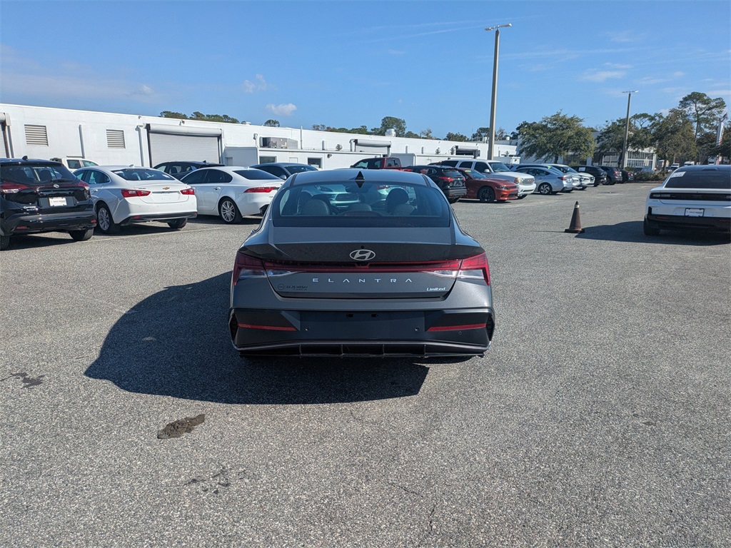 2024 Hyundai Elantra Limited photo 4