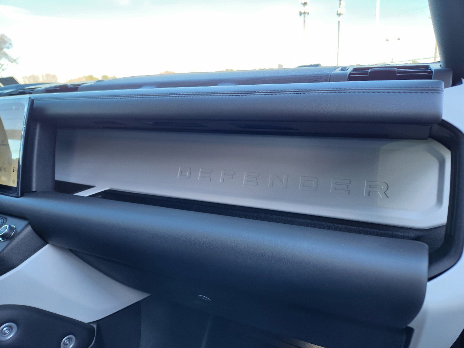 2025 Land Rover Defender 110 X-Dynamic SE photo 10
