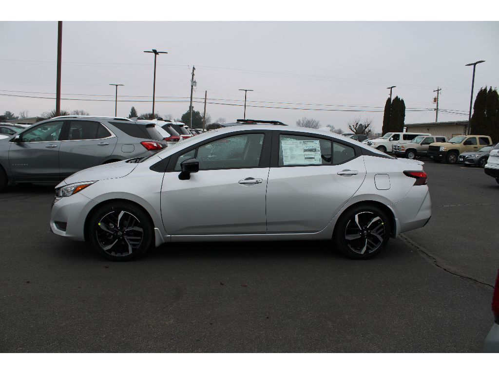2025 Nissan Versa SR photo 4