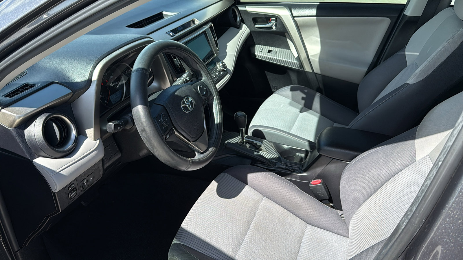 2015 Toyota RAV4 XLE photo 9
