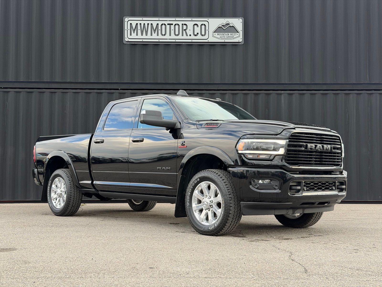 Diamond Black Crystal Pearlcoat 2020 RAM 3500 Laramie Crew Cab 4WD Pickup Truck Four-Wheel Drive 6-Speed Automatic