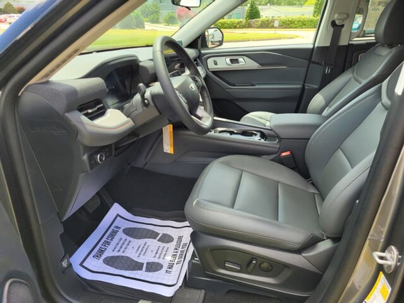 2025 Ford Explorer photo 3