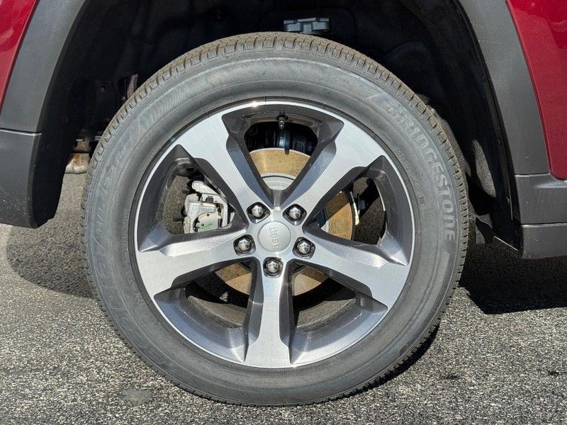 2025 Jeep Grand Cherokee Limited photo 4