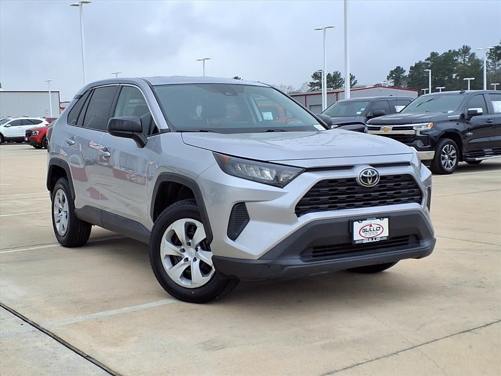 2022 Toyota RAV4 LE's photo