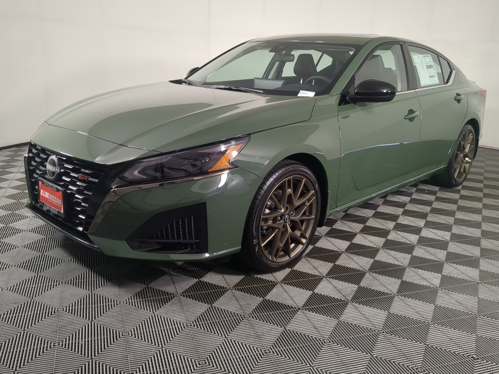 2025 Nissan Altima SR photo 3