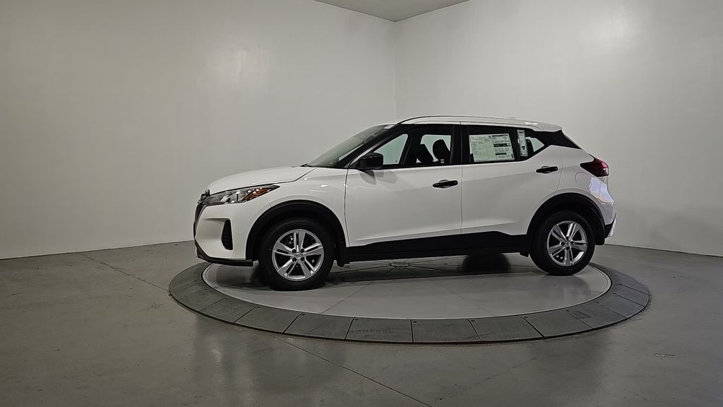 2025 Nissan Kicks Play S photo 2