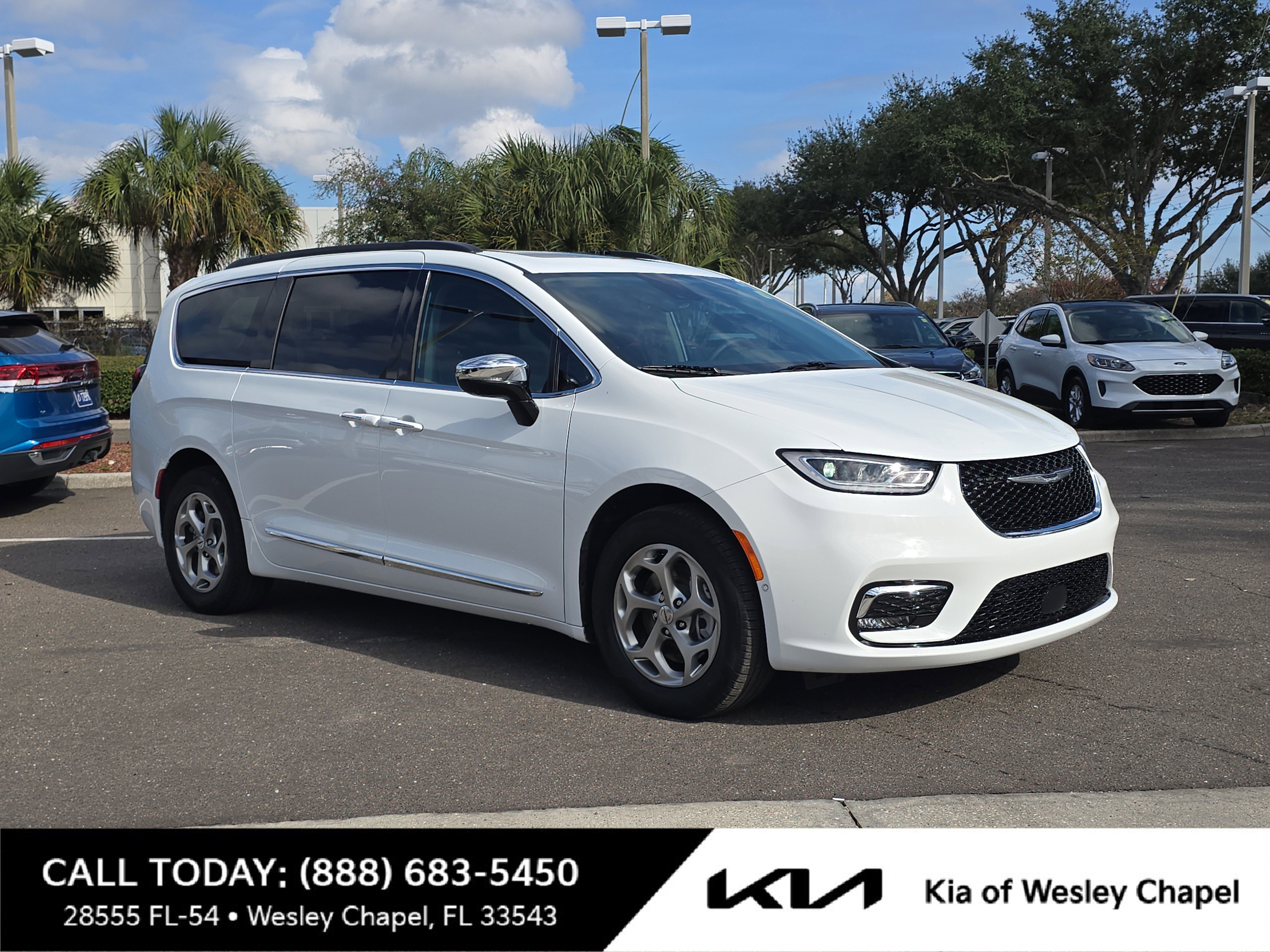 2023 Chrysler Pacifica Limited's photo