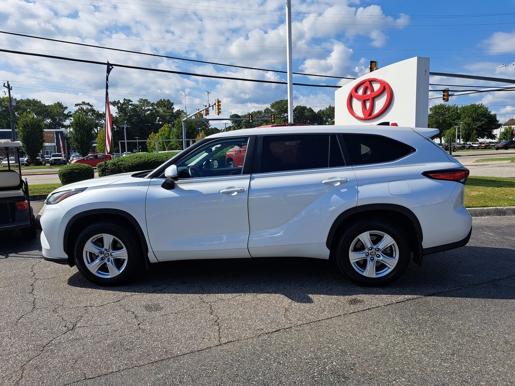 2023 Toyota Highlander LE photo 10