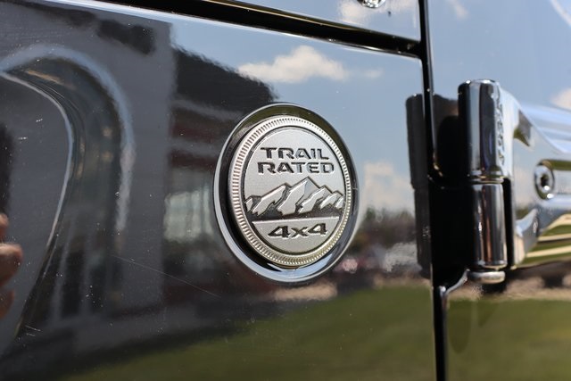 2025 Jeep Wrangler Sahara photo 9