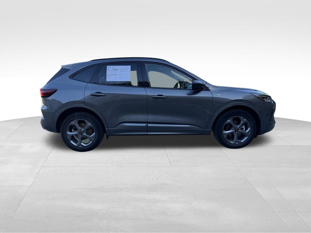 2023 Ford Escape ST-Line photo 4