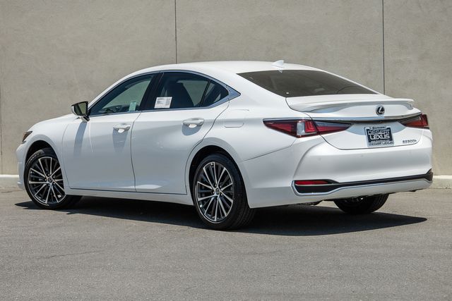 2025 Lexus ES 300h photo 3