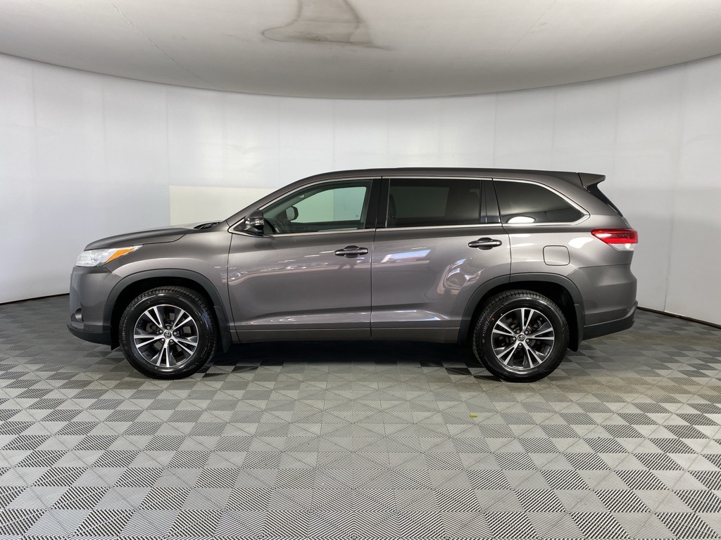 2018 Toyota Highlander LE photo 3
