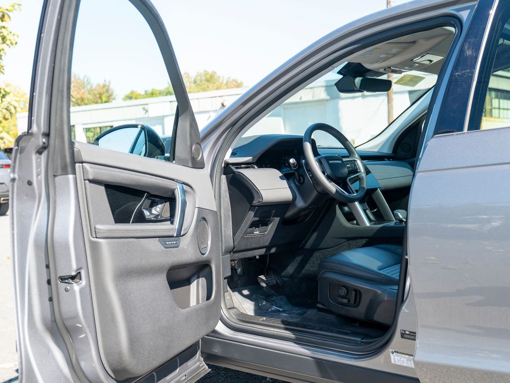 2024 Land Rover Discovery Sport S photo 10