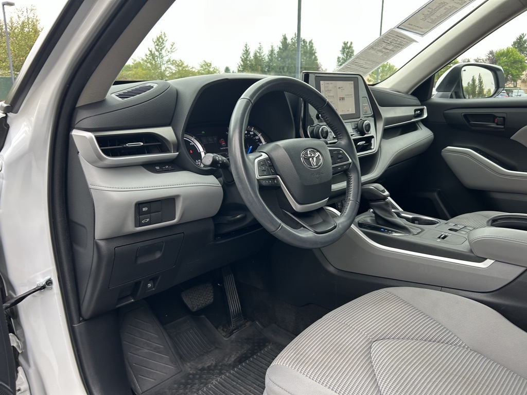2023 Toyota Highlander Hybrid LE photo 6