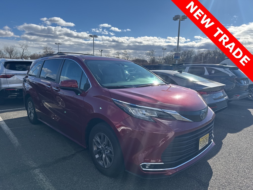 2023 Toyota Sienna XLE's photo