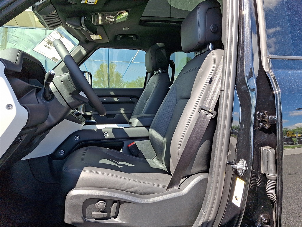 2025 Land Rover Defender 110 S photo 10