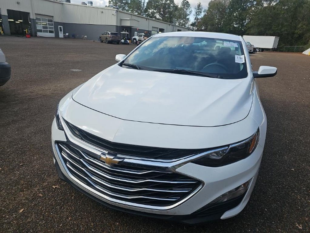 2024 Chevrolet Malibu 1LT photo 2