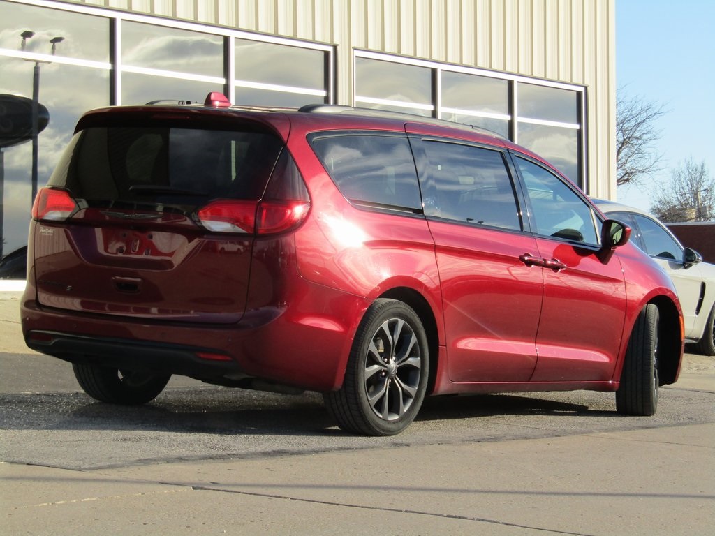 2020 Chrysler Pacifica Touring L photo 3