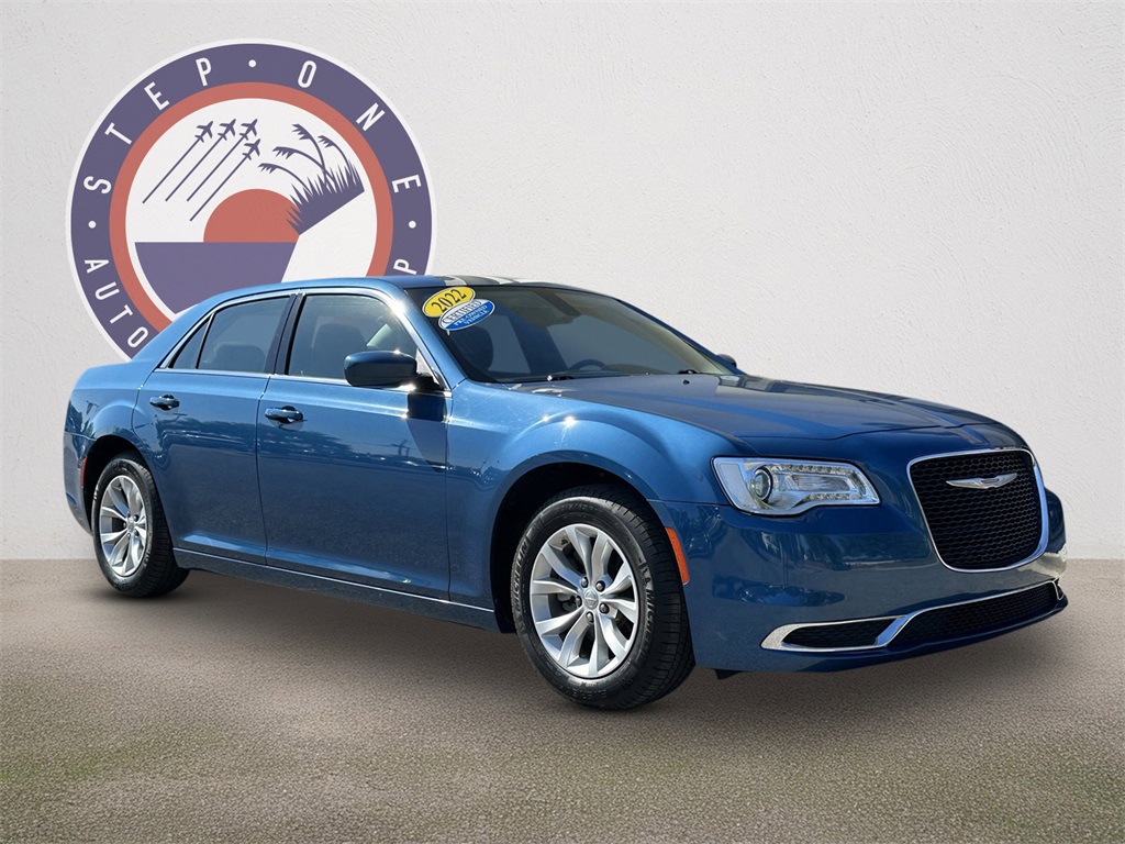 2022 Chrysler 300 Touring photo 2