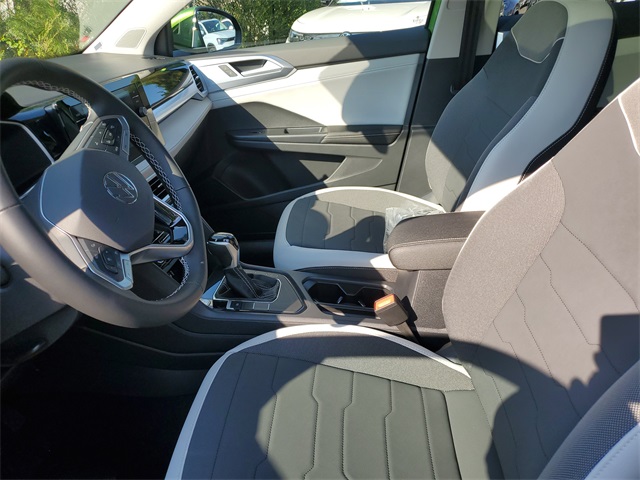 2025 Volkswagen Taos SE photo 18