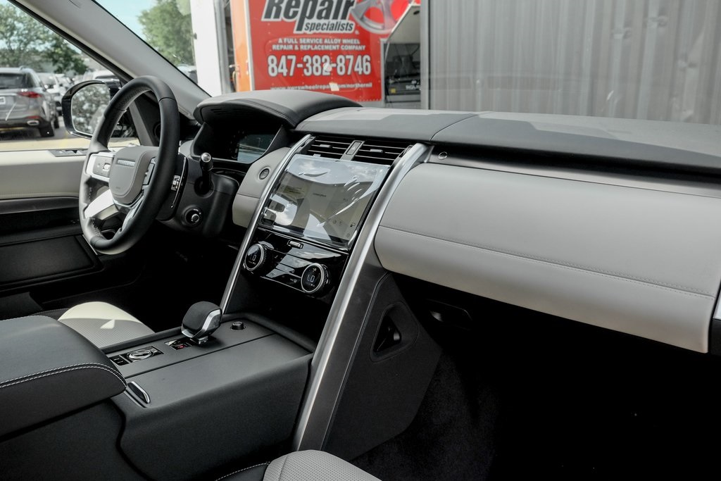 2025 Land Rover Discovery Metropolitan Edition photo 19