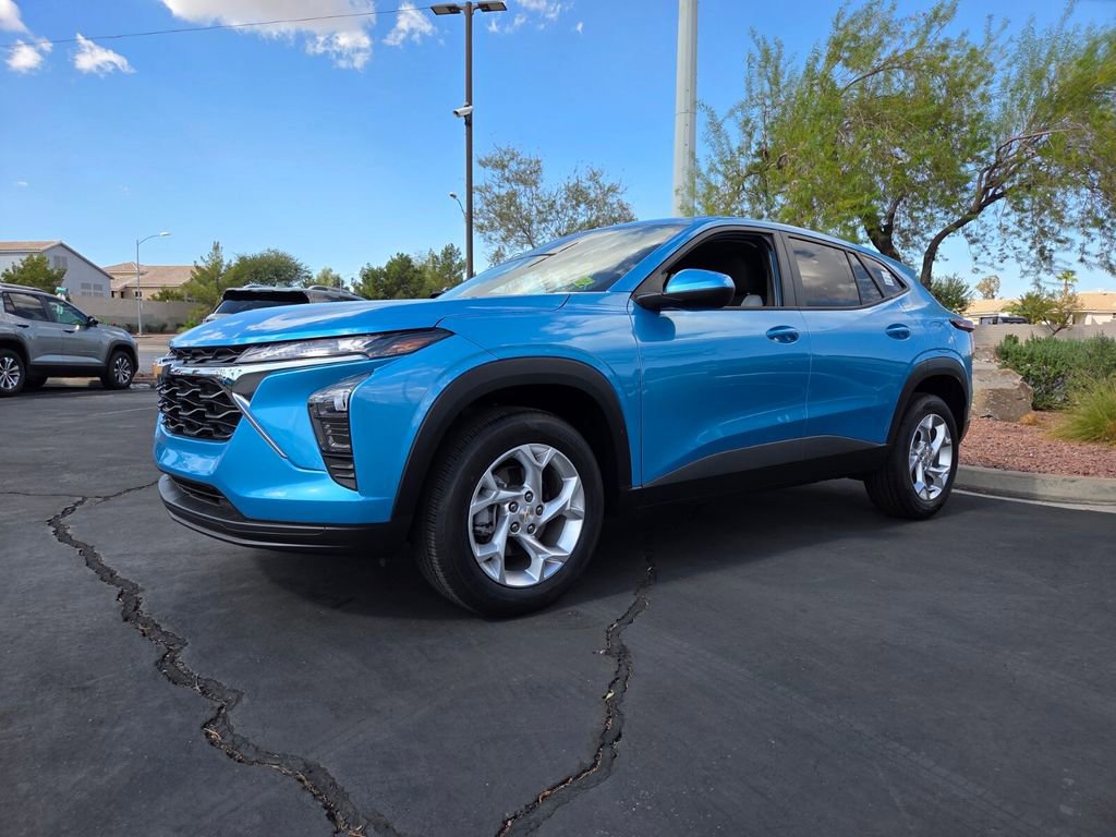 2025 Chevrolet Trax LS photo 2