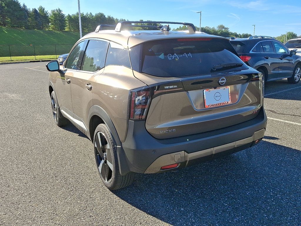 2026 Nissan Kicks SR photo 2