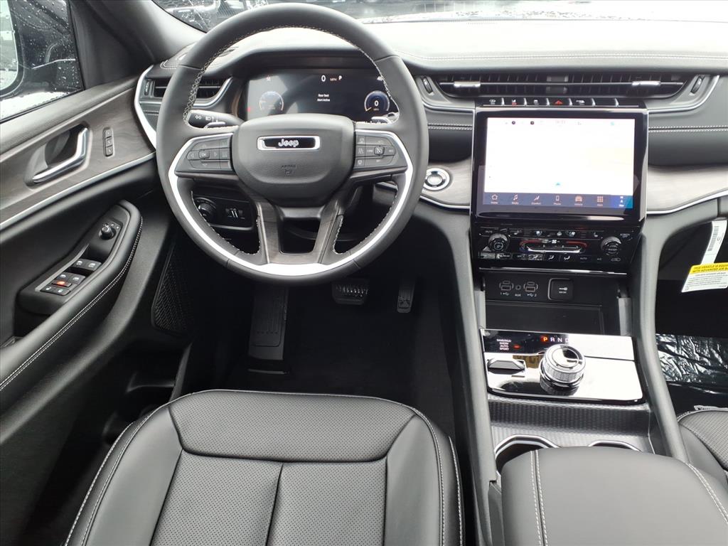 2025 Jeep Grand Cherokee Limited photo 3