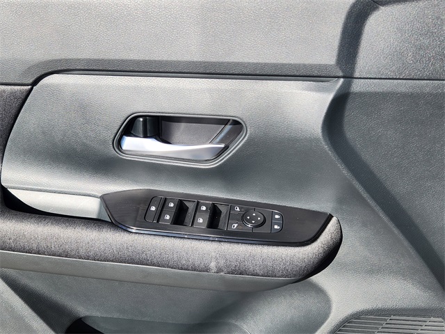 2025 Nissan Kicks SV photo 4