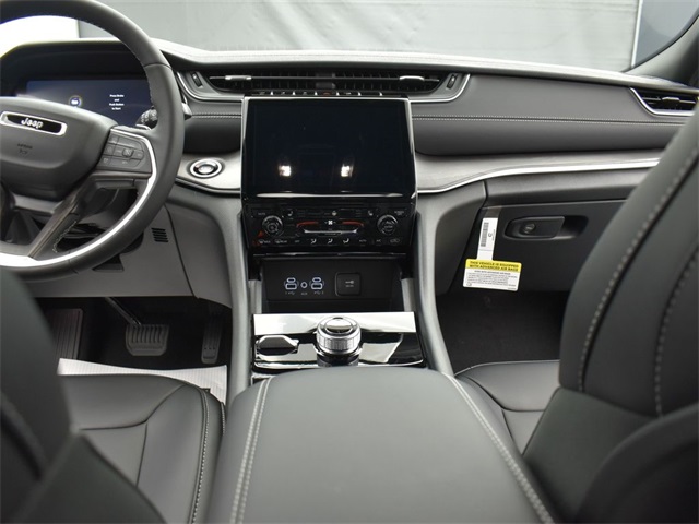 2025 Jeep Grand Cherokee Limited photo 9