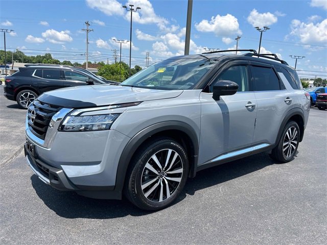 2024 Nissan Pathfinder Platinum photo 5