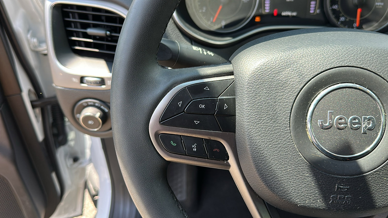2021 Jeep Cherokee Latitude Lux photo 14