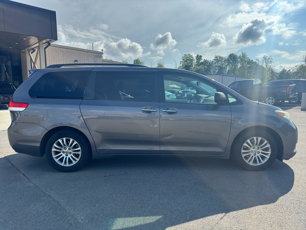 2014 Toyota Sienna XLE photo 3