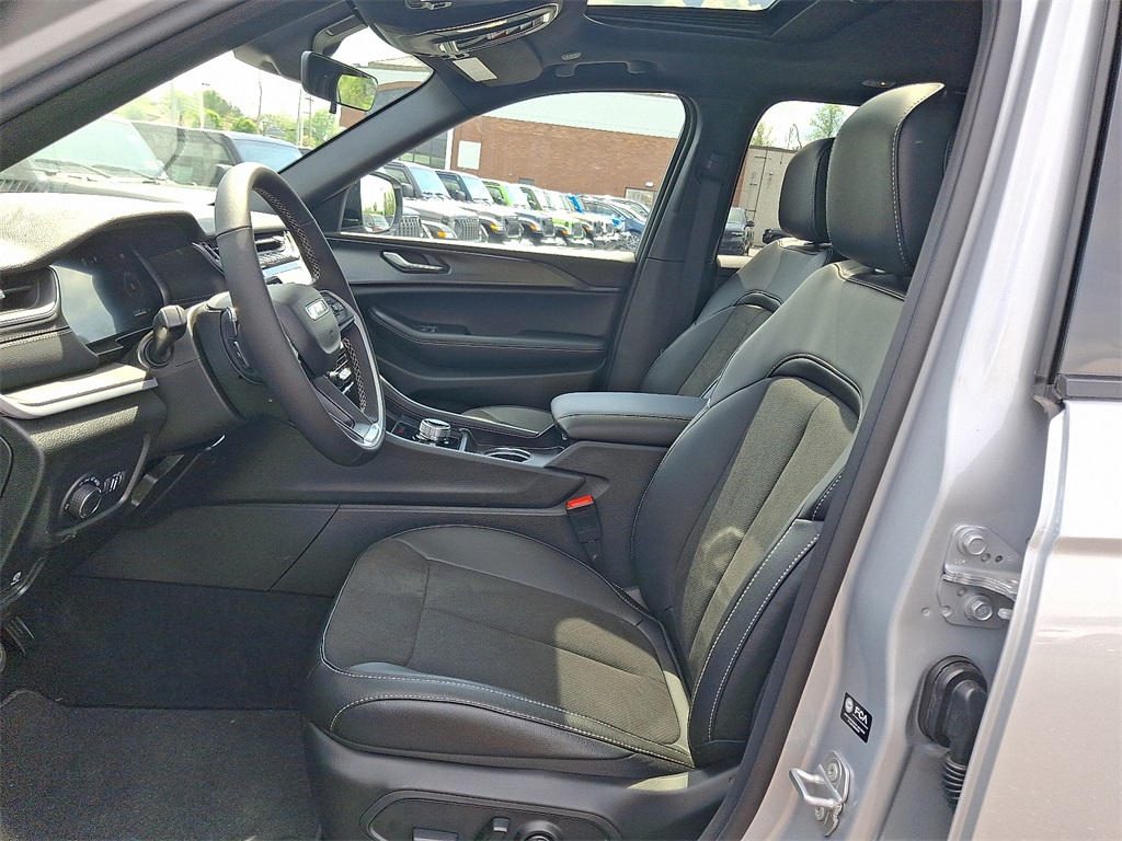 2025 Jeep Grand Cherokee Altitude photo 13