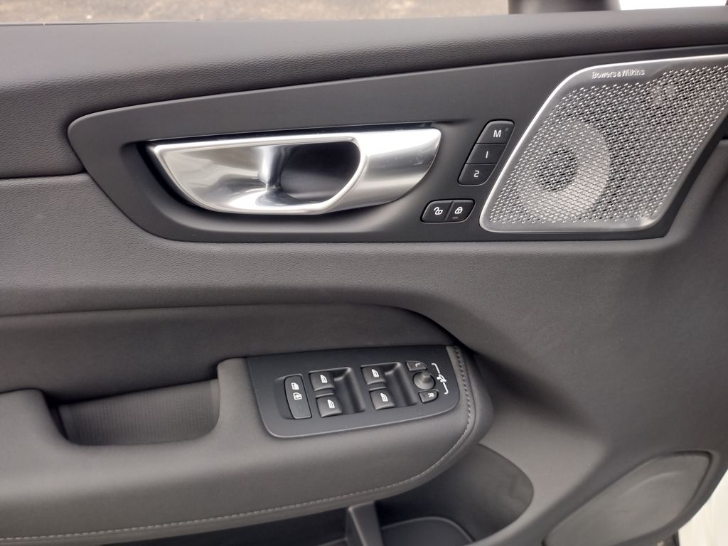 2026 VOLVO XC60 - Image 9