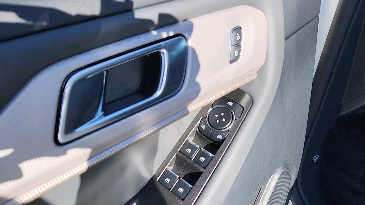 2025 Ford Explorer photo 9