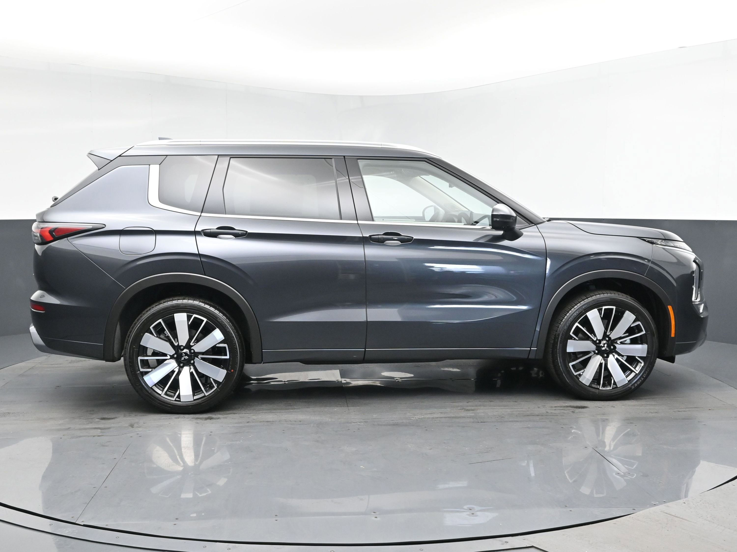 2025 Mitsubishi Outlander SEL photo 3