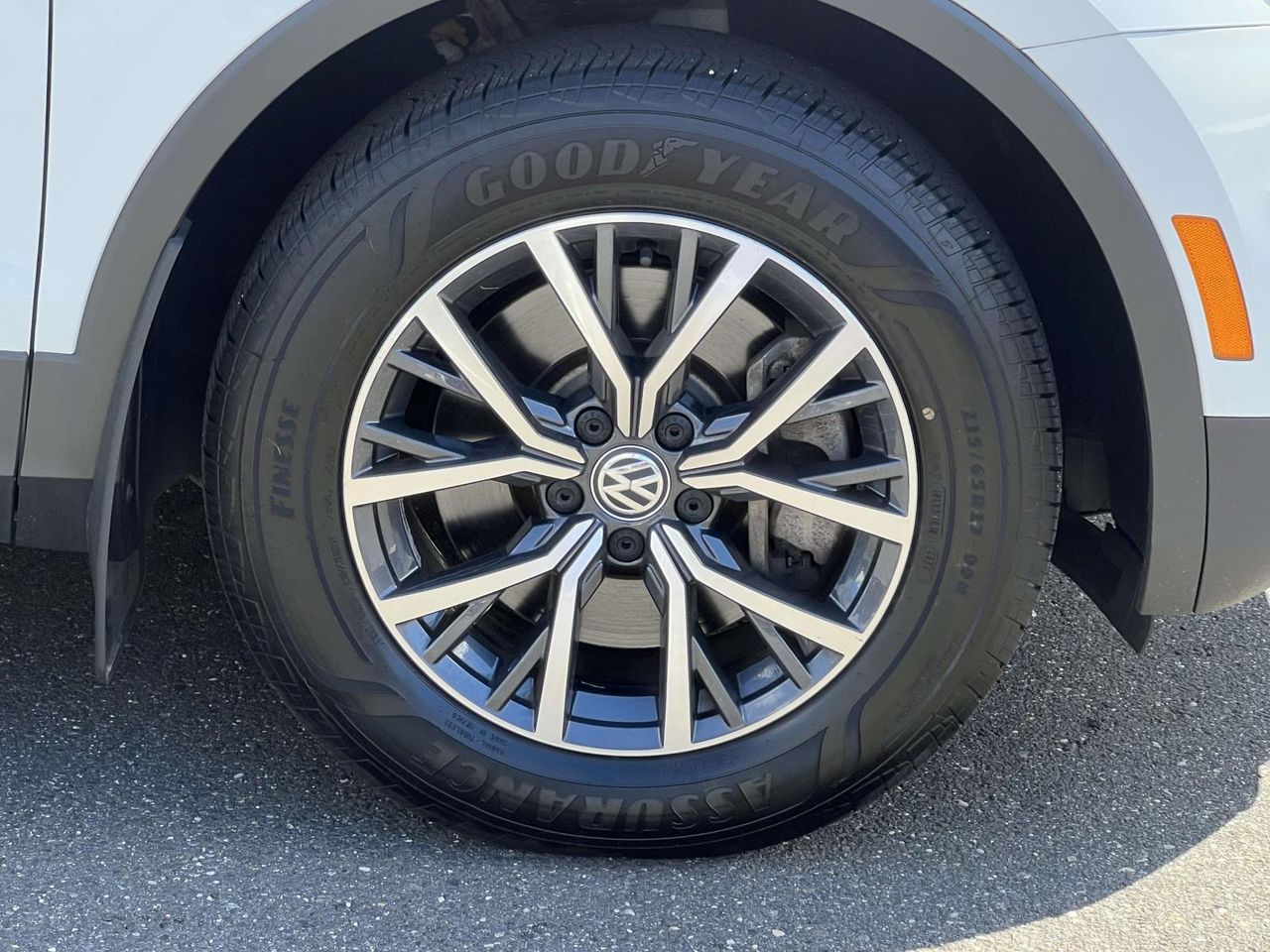 2020 Volkswagen Tiguan SE photo 3