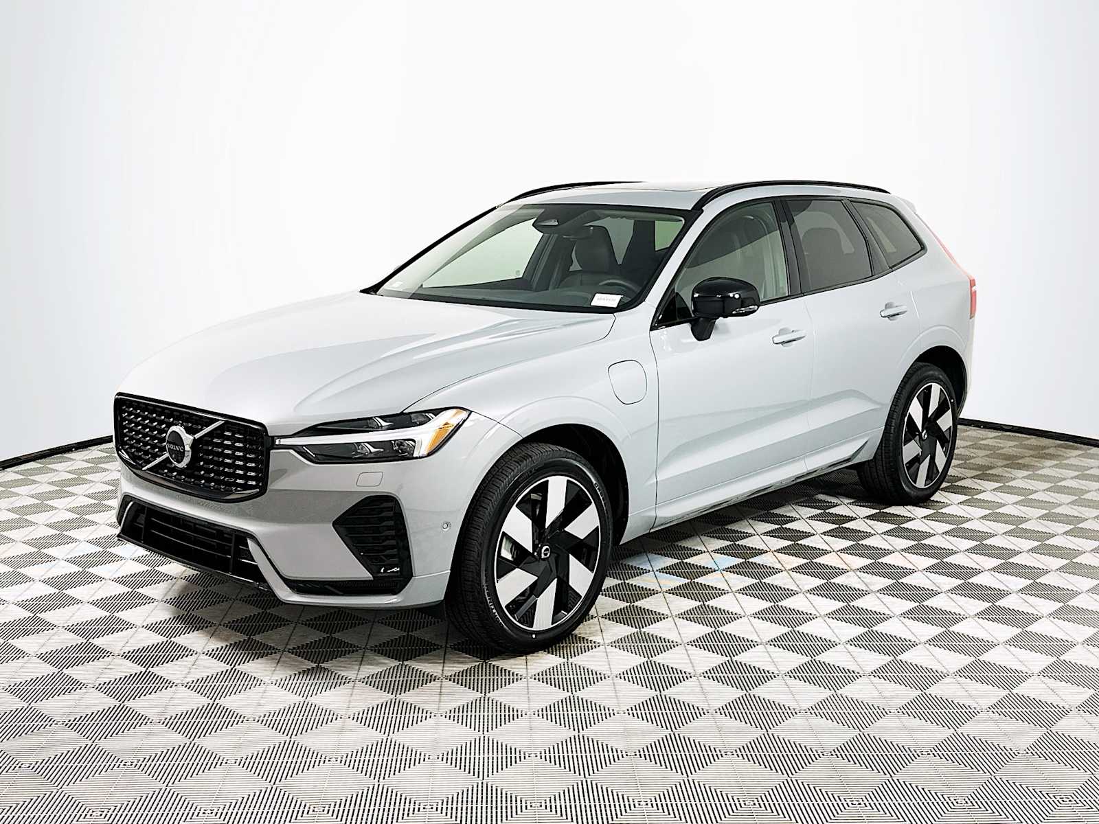 2025 Volvo XC60 T8 Plus photo 3