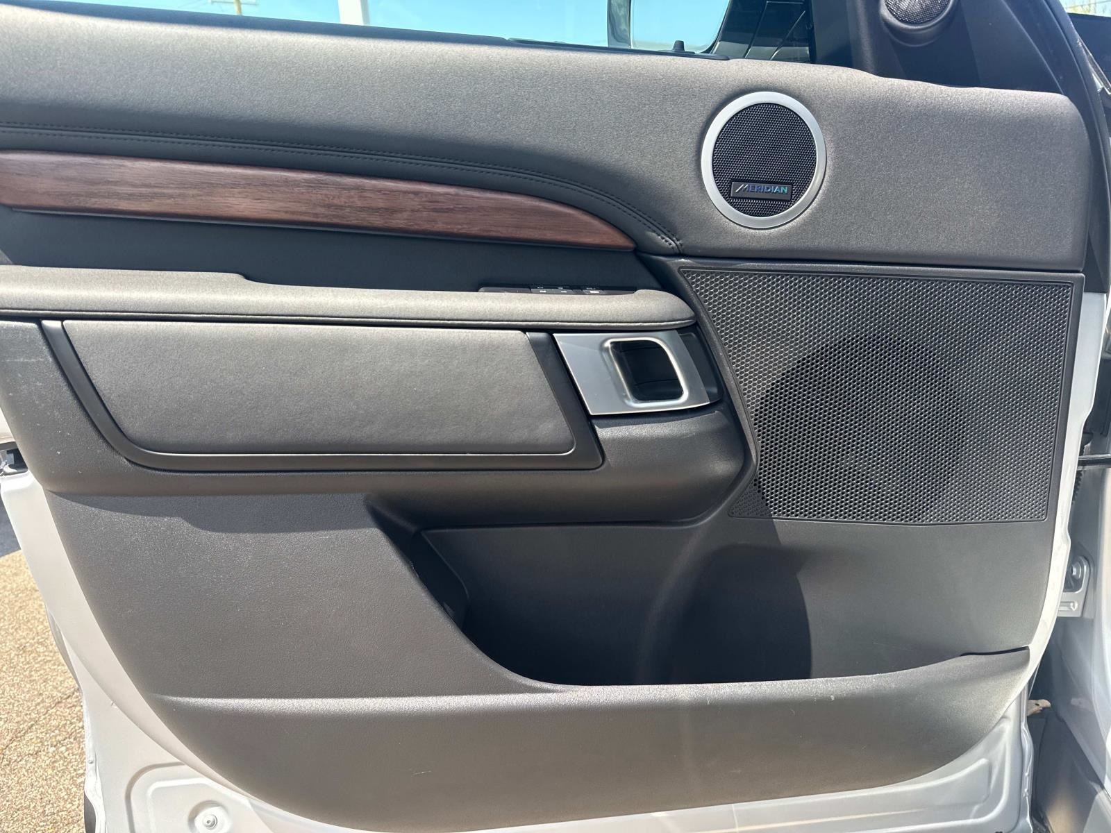2024 Land Rover Discovery S photo 19