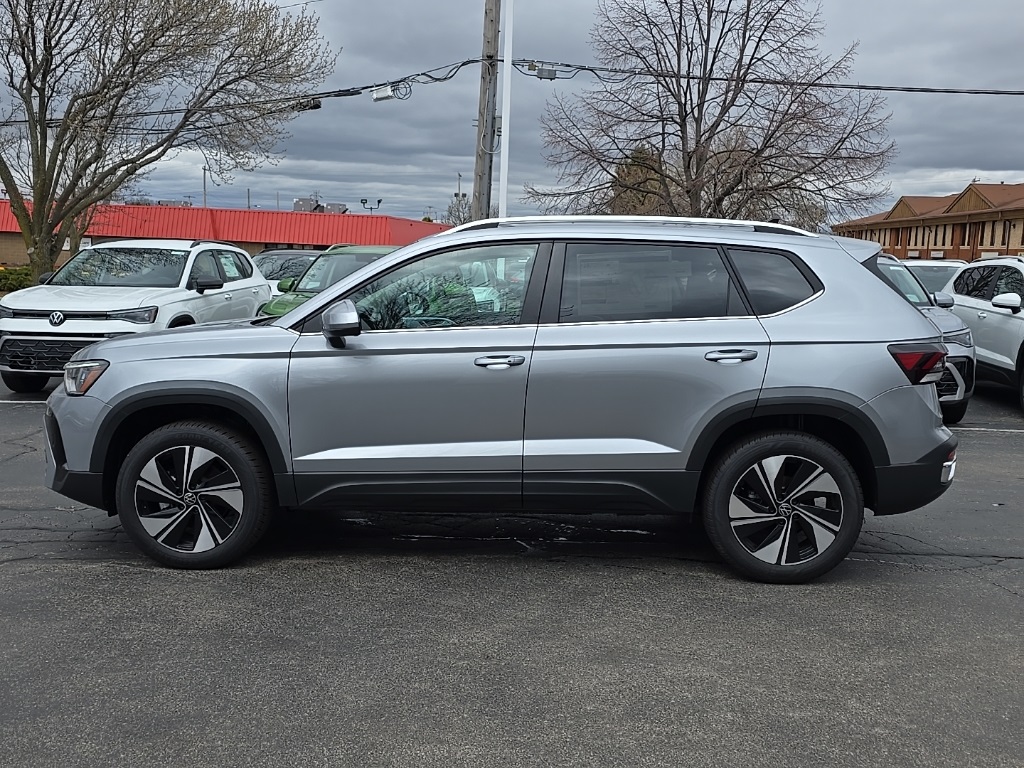 2025 Volkswagen Taos SE photo 3
