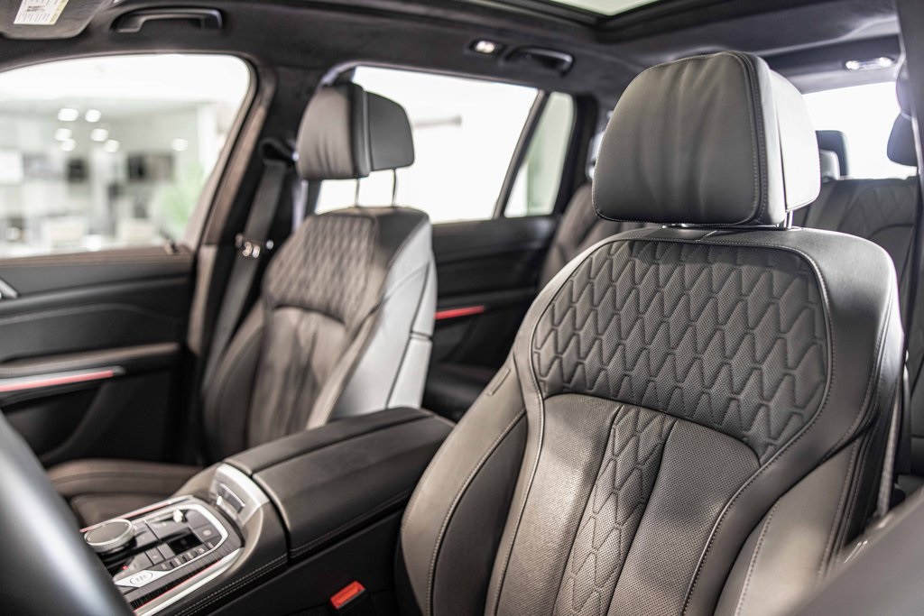 2025 BMW X7 - Image 20