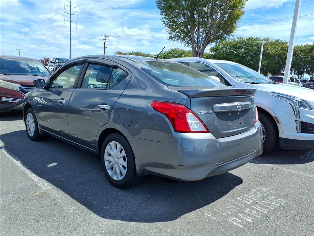 2016 Nissan Versa SV photo 3