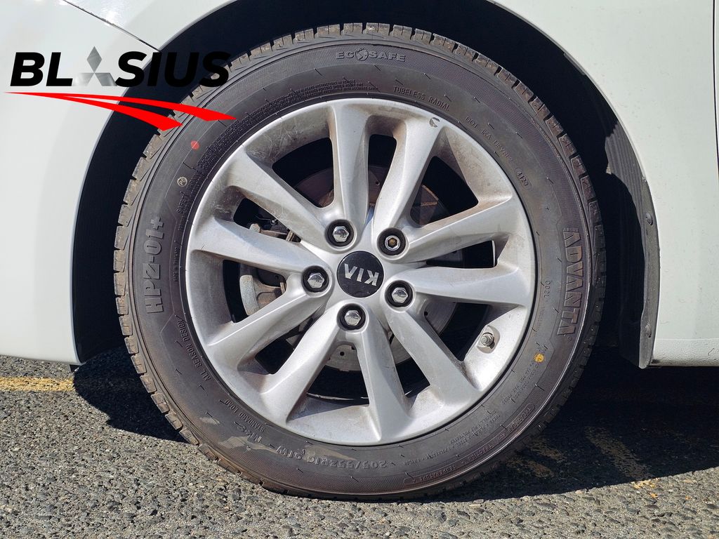 2017 Kia Forte S photo 6