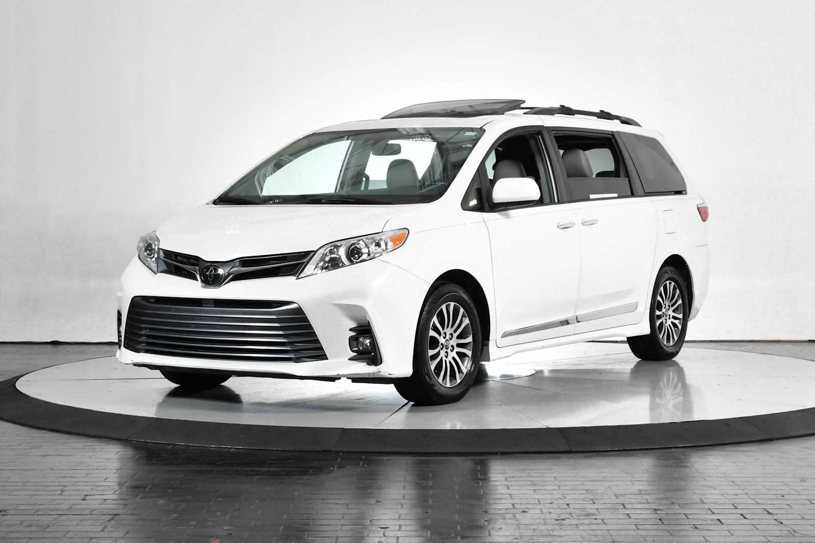 2019 Toyota Sienna XLE's photo
