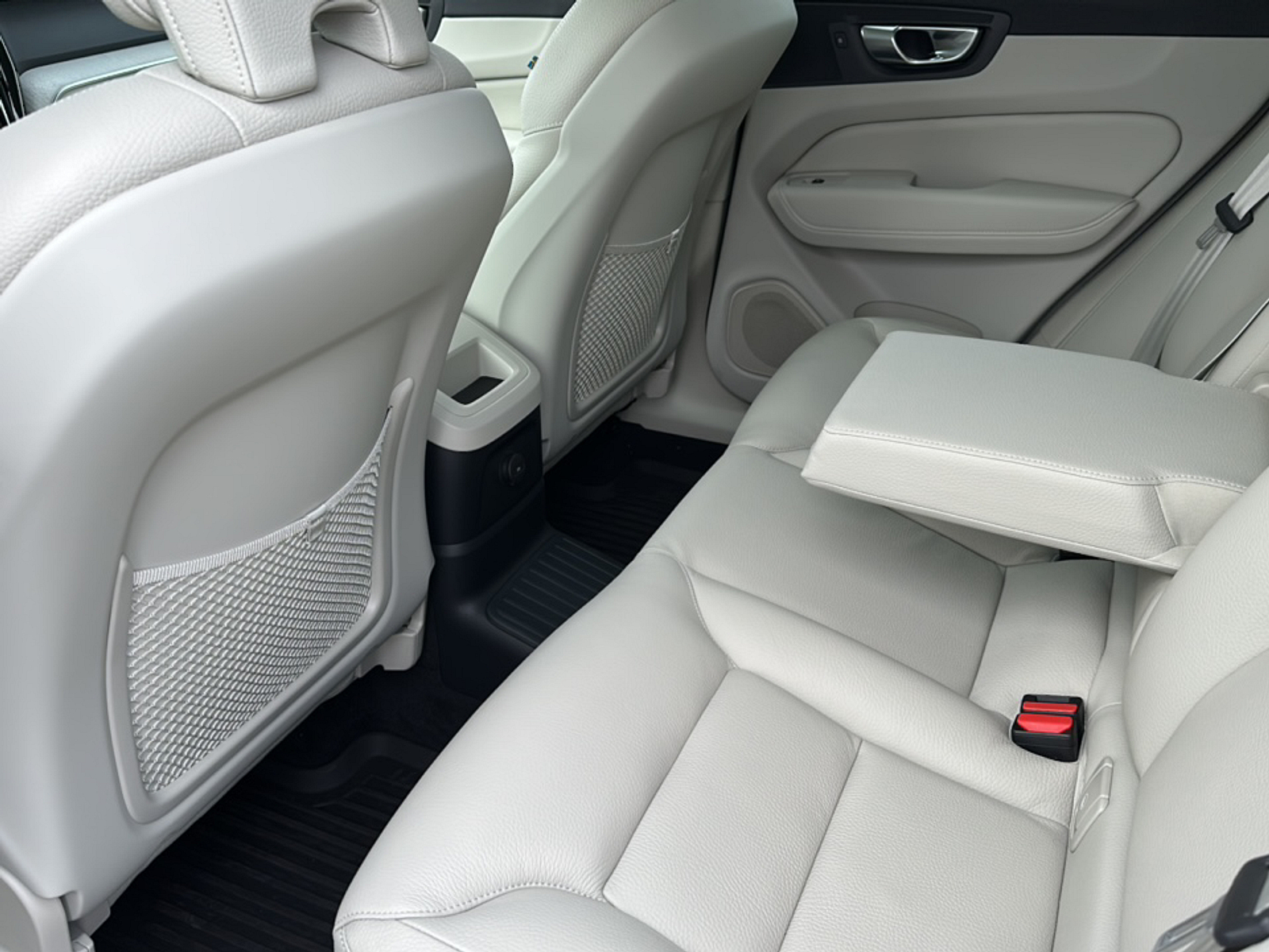 2024 Volvo XC60 Recharge Hybrid T8 Plus photo 9