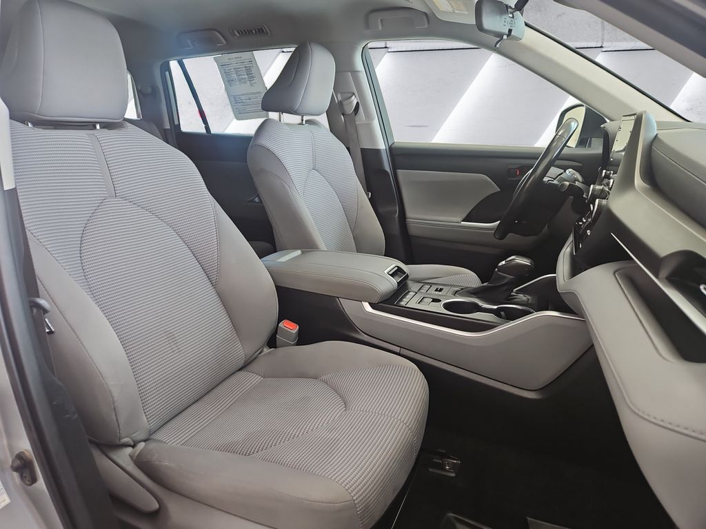 2021 Toyota Highlander LE photo 14